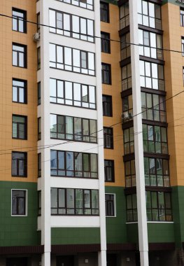 Şehir mimarisi, parlak renkli apartmanlar.