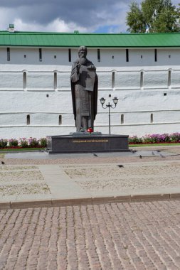 Sergiev Posad, Rusya Ağustos 2020: Kutsal Üçlü Sergius Lavra yakınlarındaki Radonezh Sergius anıtı - en büyük Ortodoks manastırı.
