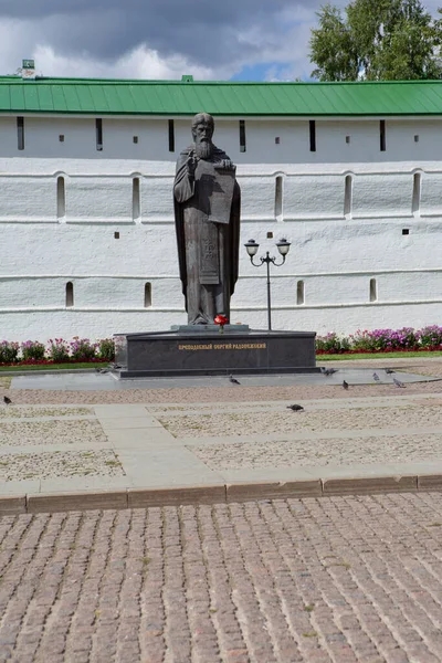 Sergiev Posad, Rusya Ağustos 2020: Kutsal Üçlü Sergius Lavra yakınlarındaki Radonezh Sergius anıtı - en büyük Ortodoks manastırı.