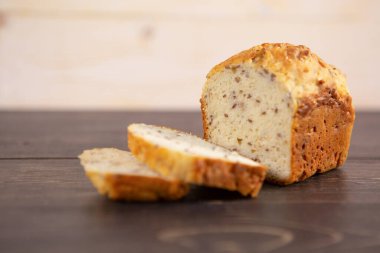 Tahta zemin üzerinde taze pişmiş tahıllı ekmek.