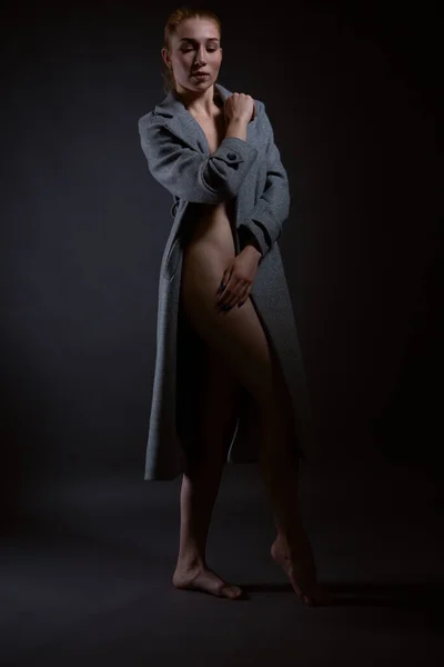 Πορτραίτο μιας γυμνής γυναίκας με κομψό παλτό — Φωτογραφία Αρχείου