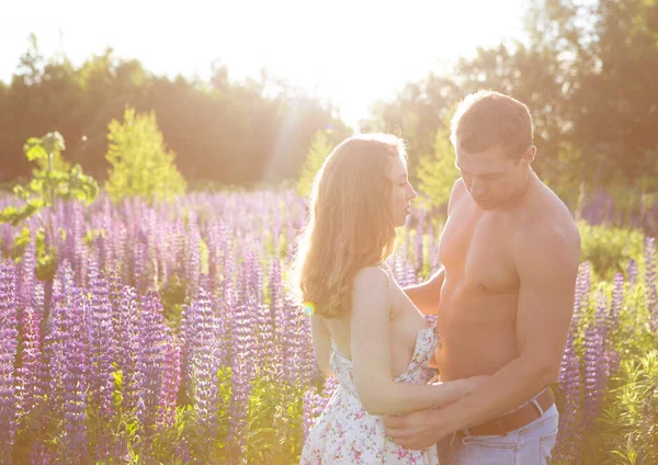 Un hombre quita un vestido de su amada mujer en un mar de flores —  Fotos de Stock