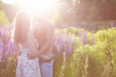 Acımasız, gaza gelmiş bir adam güneşli bir günde çiçeklenmiş bir tarlada sevgilisini soyar.