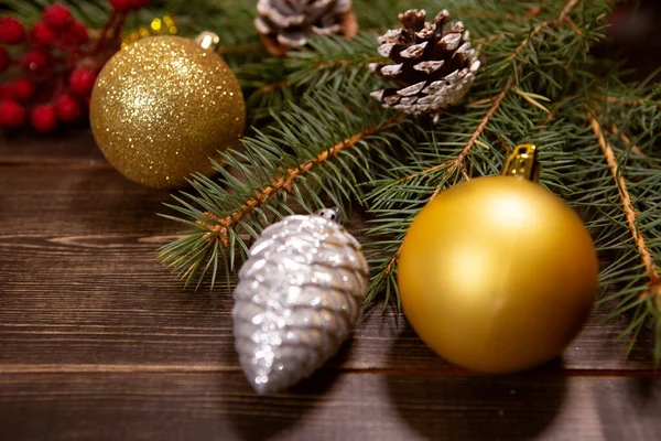 Navidad o Año Nuevo fondo de madera oscura, tablero de Navidad decorado con decoraciones de temporada — Foto de Stock