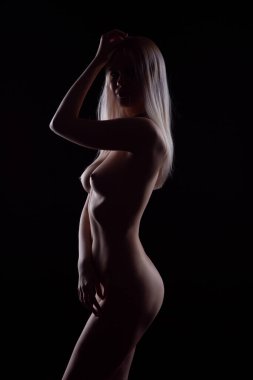 Seksi çıplak kadın. Muhteşem vücutlu çıplak ve şehvetli bir kadın..