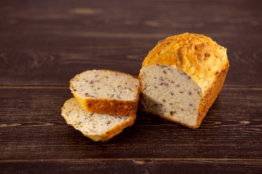 Tahta zemin üzerinde taze pişmiş tahıllı ekmek.