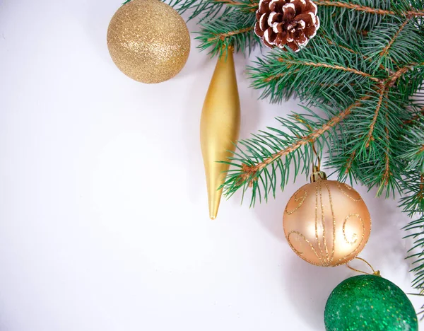 Brillante festivo año nuevo fondo con juguetes coloridos y conos en las ramas de un picea esponjosa — Foto de Stock