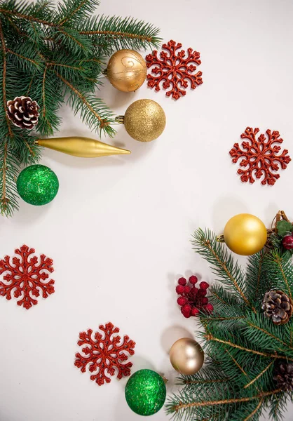 Fondo con brillantes decoraciones navideñas y agujas verdes de un árbol festivo — Foto de Stock