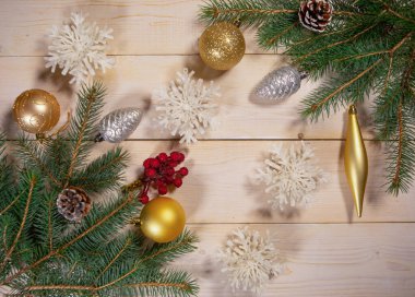 Açık ahşap bir grunge tahtasında noel süsü. Yukarıdan görünüm