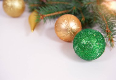 Tüylü bir Noel ağacının dallarında renkli oyuncaklar ve koniler olan parlak bir yeni yıl arkaplanı.