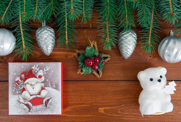 Ramas Árboles Navidad Con Decoraciones Navideñas Brillantes Sobre Fondo Madera — Foto de Stock