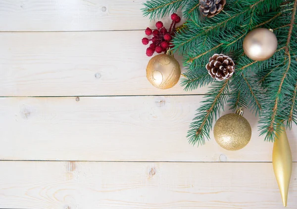 Ramas Árboles Navidad Con Decoraciones Navideñas Brillantes Sobre Fondo Madera — Foto de Stock
