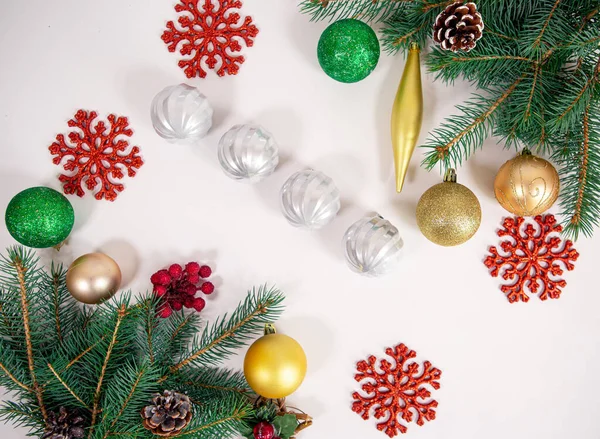 Ramas Árboles Navidad Con Conos Bolas Copos Nieve Sobre Fondo — Foto de Stock