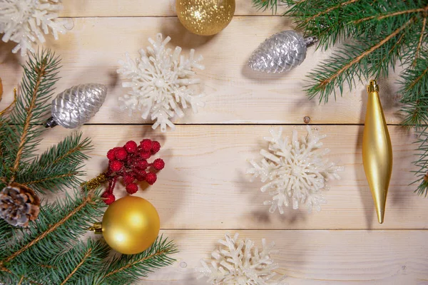 Ramas Abeto Con Decoraciones Navideñas Sobre Fondo Madera Espacio Para — Foto de Stock