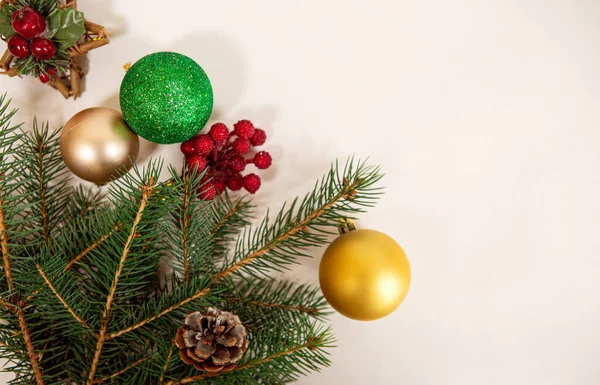 Composición Navideña Decoraciones Coloridas Sobre Fondo Blanco Invierno Vacaciones Año — Foto de Stock