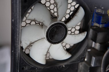 Bilgisayar kutusuna yerleştirilmiş kirli bir soğutucunun yakın çekimi. Bozuk ekipman kavramı