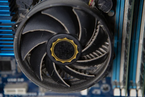ほこりの多い冷却ファンコンピュータ回路基板 壊れたコンピュータ部品の概念 クローズアップ写真 — ストック写真