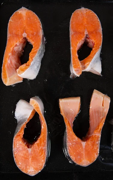 Trozos de trucha fresca en una bandeja antes de hornear en el horno — Foto de Stock