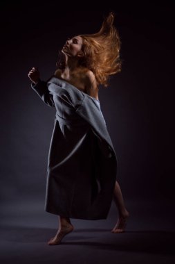 Dağınık saçlı çıplak bir kadının sanatsal fotoğrafı.