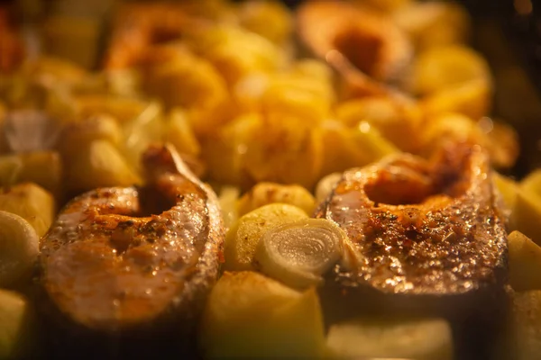 Trozos Trucha Cocinan Horno Con Plato Verduras Condimentos Delicioso Pescado — Foto de Stock