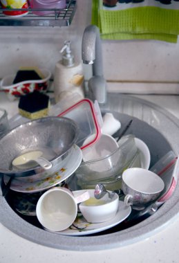 Mutfak lavabosunda yıkanmaya hazır bir yığın kirli bulaşık.