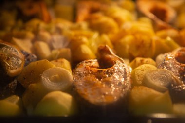 Fırında balık pişiriyorum. Sebzeli ve otlu alabalık pişiriyorum. Yemek hazır..