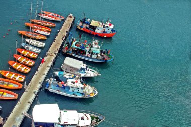 Demirli Yatlar yükseklikten görüntüleyin. Marin drone üzerinden üstten görünüm