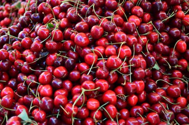 Bir avuç çilek kiraz piyasada