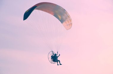 gökyüzü ve güneş karşı motoparaplane
