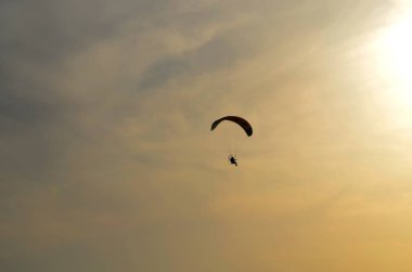 gökyüzü ve güneş karşı motoparaplane