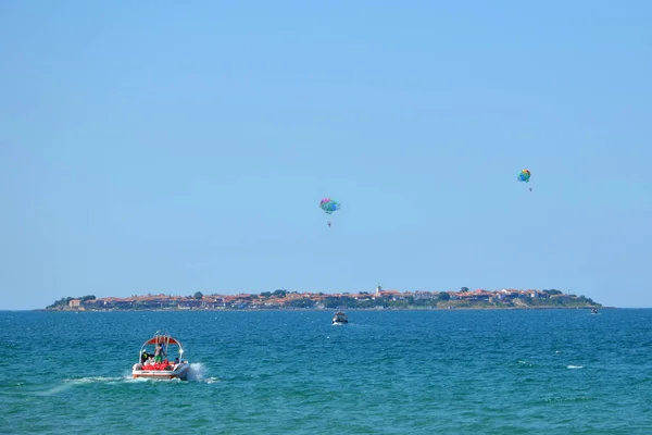 Paracaídas Cielo Sobre Barco Mar Entretenimiento Cerca Isla Bulgaria — Foto de Stock