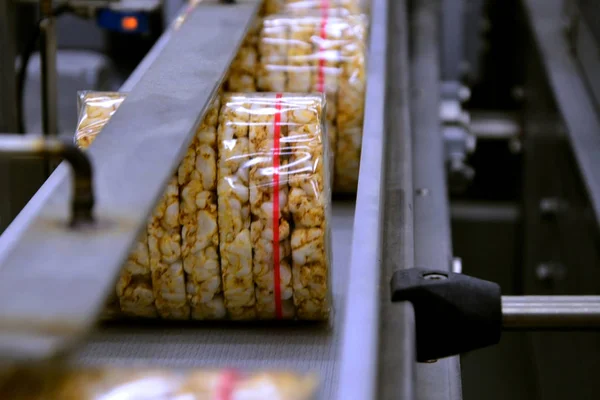 工場に有機大麦マルチ還元クリスプブレッドを梱包 — ストック写真