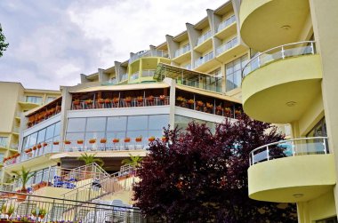 Plajdan ilk satırında güzel ışık otel. Gökyüzüne karşı sokaktan görünüm, Bulgaristan, Altın Kumlar.