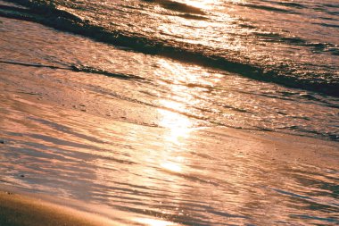 bir kum plaj ve güneş, pembe bir arka plan, doku parlamayı dalga