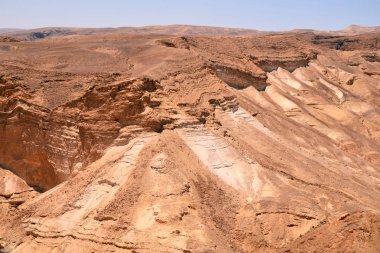 Dağlık kabartma çölde. kale Massada Dead Sea yakınındaki İsrail üzerinden görüntülemek