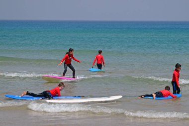 Tel-Aviv, İsrail-04 Mayıs, 2017: çocuk yakalamak bir dalga. Çocuk Okulu Akdeniz üzerinde sörf. 