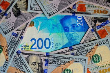 Bir yeni banknot bir sürü fatura $ 100 ve 200 İsrail şekel. Üstten görünüm, arka plan.