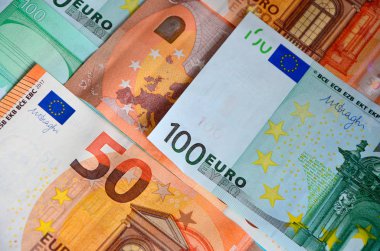 Euro 50 ve 100 'lük kağıt banknotlar. Nakit yakın plan, para görünümünün renk arkaplanı yukarıdan.