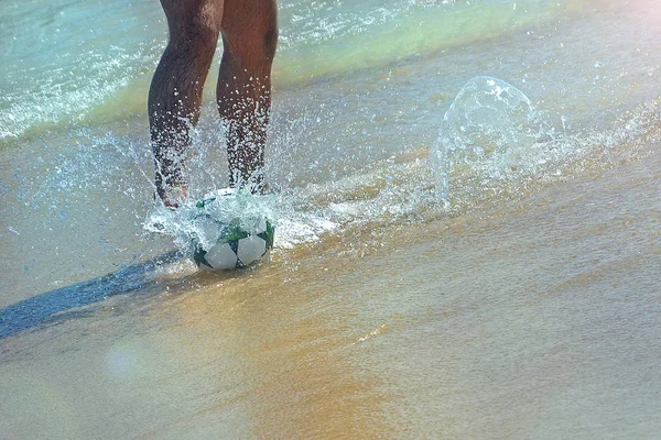 Мужские Ноги Бьют Воде Футбольным Мячом Футбол Пляже Средиземного Моря — стоковое фото