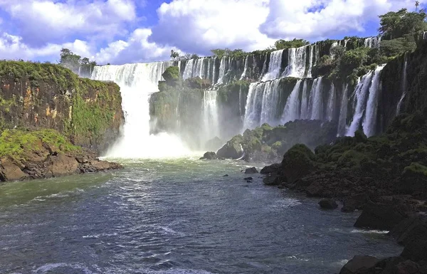 Iguazu Şelaleleri olan Arjantin il Misiones ve Parana Brezilya devlet sınırındaki Iguazu Nehrinin şelaleler.