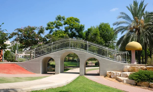 Bir çocuk parkı İsrail Holon şehir içinde su kemeri.