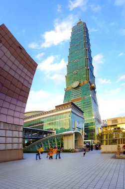 Tayvan 'ın başkenti Taipei 'nin merkezinde kule. Bu şehrin modern sembolü.