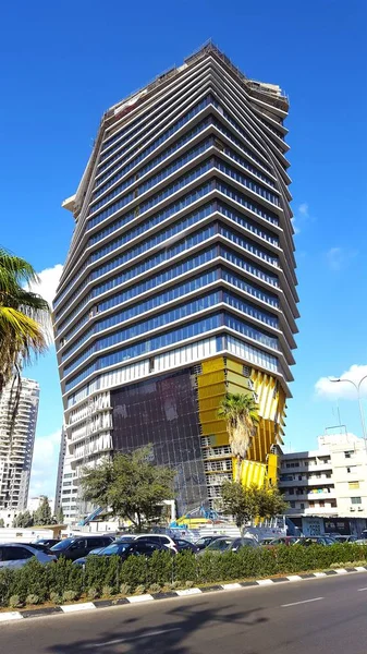 Tel Aviv 'de olağandışı asimetrik bir kule inşaatı, Israil.