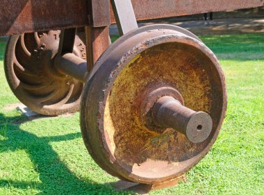 Eski tren araba pastan kaplı tekerlek.