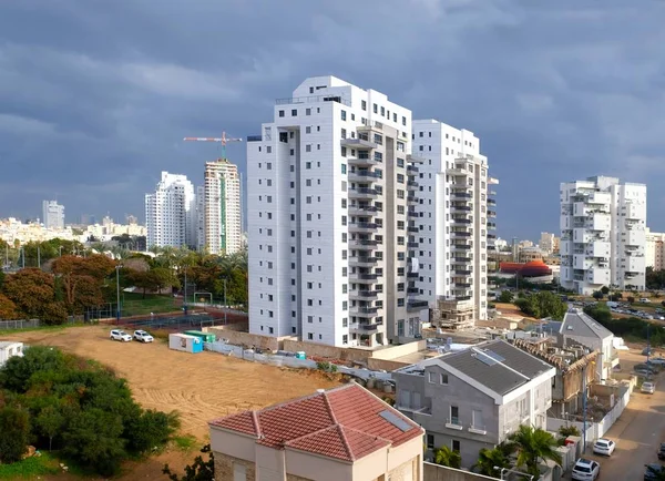 Binanın avlu şehir Holon İsrail'in yeni bir alanda Evleri Konut İnşaatı