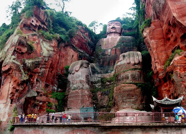 Leshan dev Buda 71 metre, 233 ft uzun taş heykel olduğunu. 713 ve 803 arasında Tang Hanedanı döneminde inşa edilmiş. Leshan şehir yakınındaki Çin, Sichuan Eyaleti