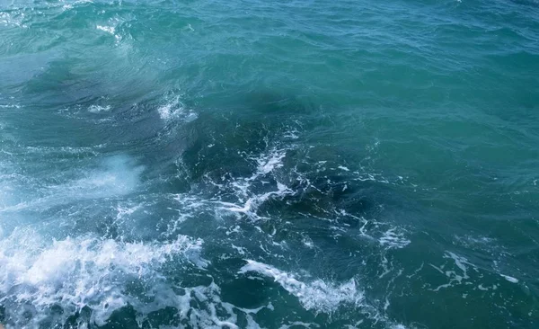 高潮の中に地中海海の水面 — ストック写真