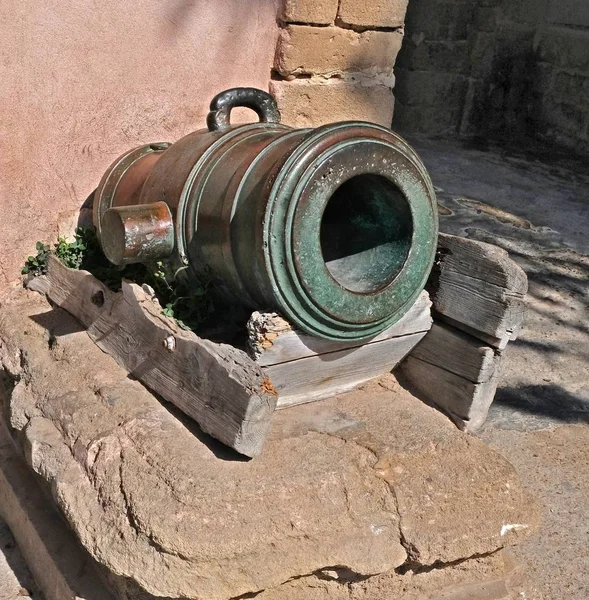 Canhão de ferro fundido antigo que serviu para a defesa costeira na cidade marroquina de Essaouira — Fotografia de Stock