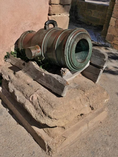 Starožitné litinové dělo, které sloužily pro pobřežní obrany v marockém městě Essaouira — Stock fotografie