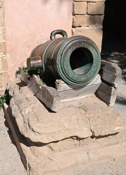 Starožitné litinové dělo, které sloužily pro pobřežní obrany v marockém městě Essaouira — Stock fotografie